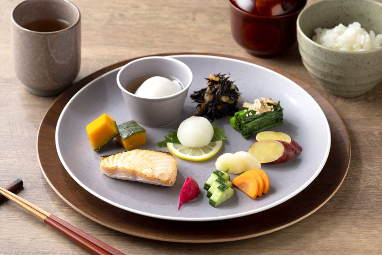 名古屋コーチンの温泉卵、ノルウェー産サーモンの塩焼、本日の惣菜３種、ほうれん草のおひたし、『八代目儀兵衛』のご飯など、和定食2200円は6:30〜9:30、限定10食。