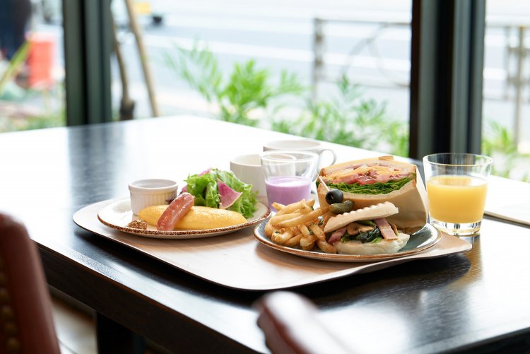朝食は6:30〜9:30。サンドウィッチ、サラダ、卵料理と充実したラインナップ。