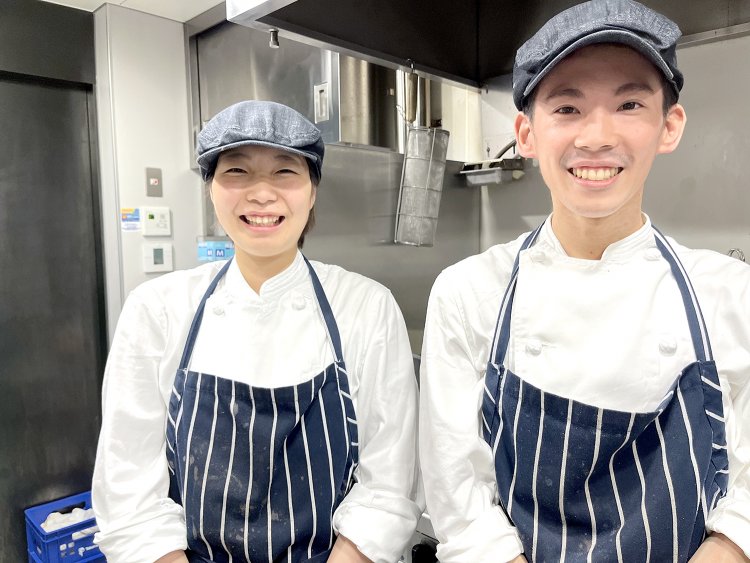 シェラトン都ホテル期待の若手シェフ、写真右から佐野晃太さん、溝口茉椰さん。