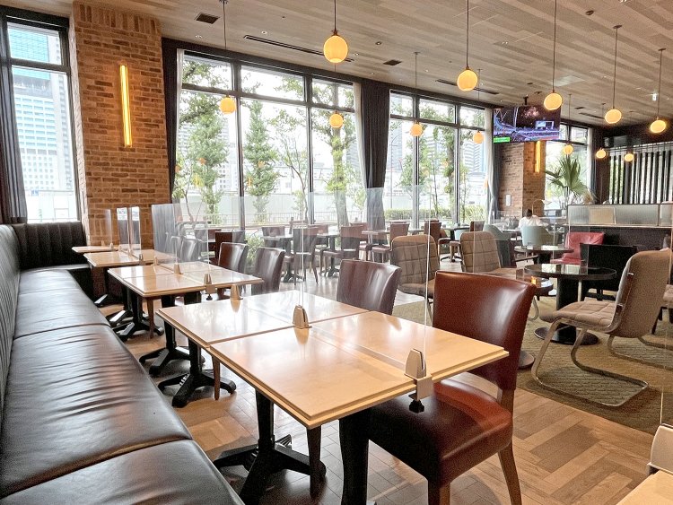 店内にはいろんな形のソファやイスが並び、まるでデザイナーズホテルみたい。