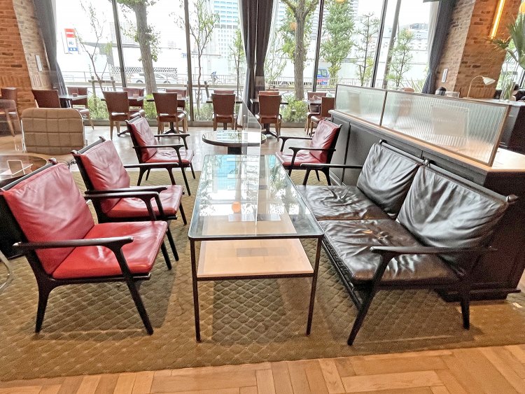 食後にゆっくりコーヒーを飲みながらくつろげるソファ席もある。