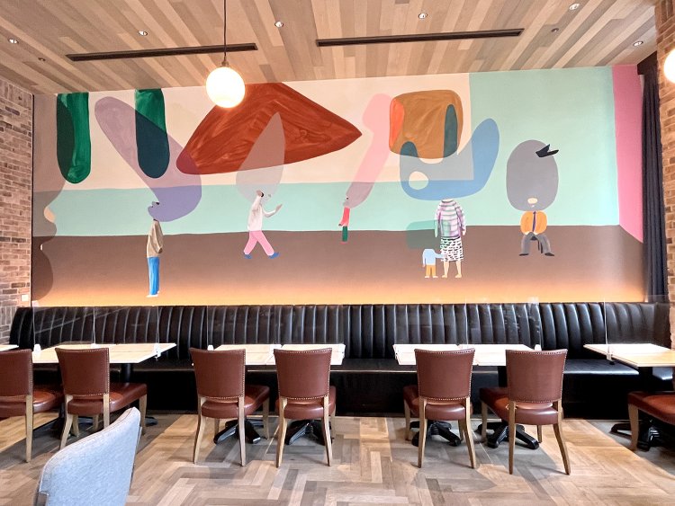 東京生まれで現在はロンドンを拠点に活躍するピーター・マクドナルドさんによる壁画。