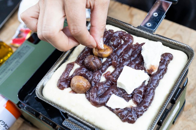 手順3。　まつい「板チョコやバナナを挟むなど、好きな材料でやってみて」。