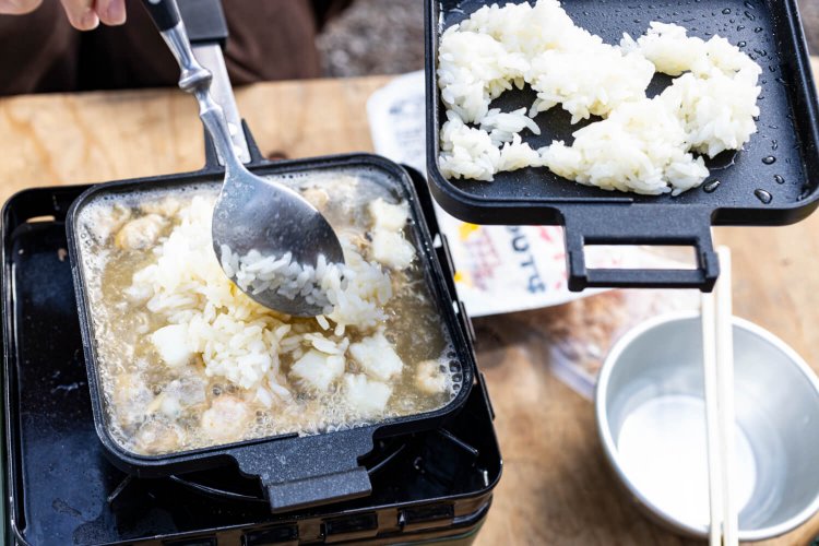 手順4。　オカダ「2枚別々に活用する技なのか。なるほどぉ、分離式便利だ！」。