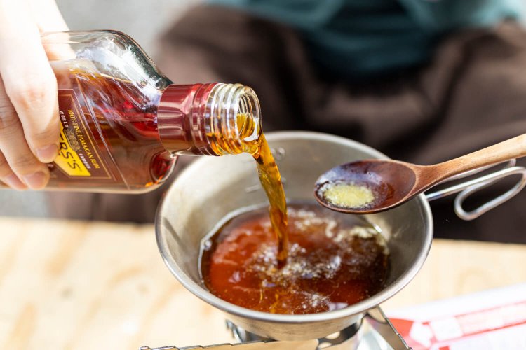 手順2。　まつい「編集部Yの手元を見てギョ！ラム酒、入れ過ぎじゃない？」。