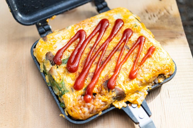 オカダ「ケチャップは偉大な調味料だ！オムライスの決め手なり」。