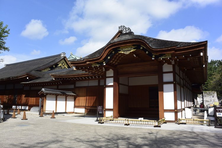 車寄せに使われし檜は一本で家一軒立つほどに高価な一級品じゃ！