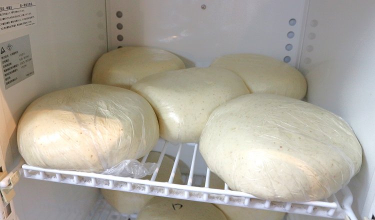 試行錯誤の末作られた、国産の全粒粉や小麦をブレンドした自家製麺。27度に保った熟成庫で丸一日熟成させる。