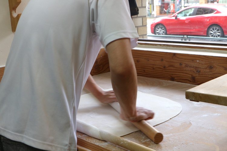 職人の技術で、毎日麺を手打ちする。