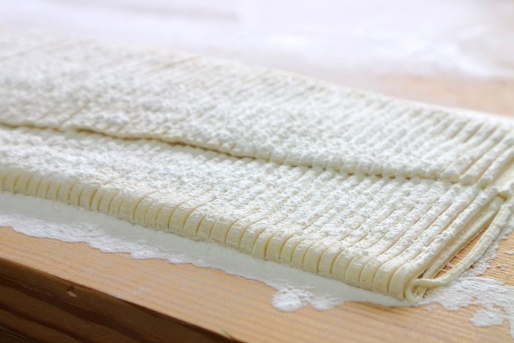 均一の太さで切られた麺が美しく並ぶ。