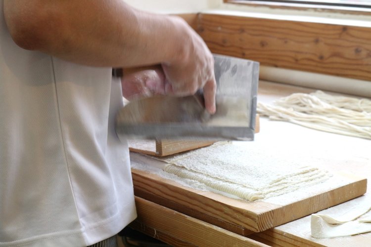 トントン……という心地よいリズムで手際よく麺が作られていく。