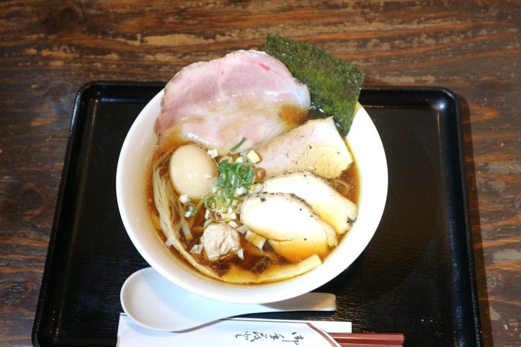 スタンダードな中華そば（並）830円から具材を増やした特製中華そば（並）1080円。