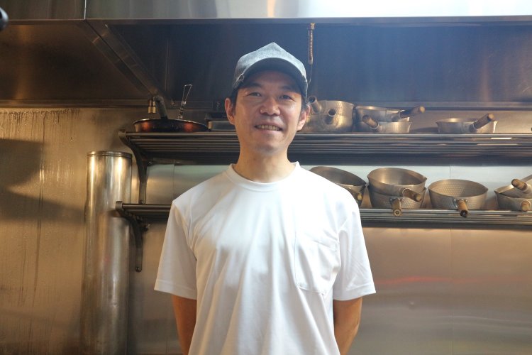 日々、せっせと麺を打ち続けるのは店主の古畑（ふるはた）さん。うどん屋で長年技術を培った麺職人だ。