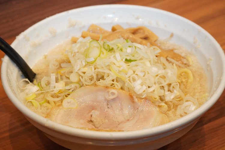 背脂の量は「普通」でも十分たっぷりの醤油らーめん800円。