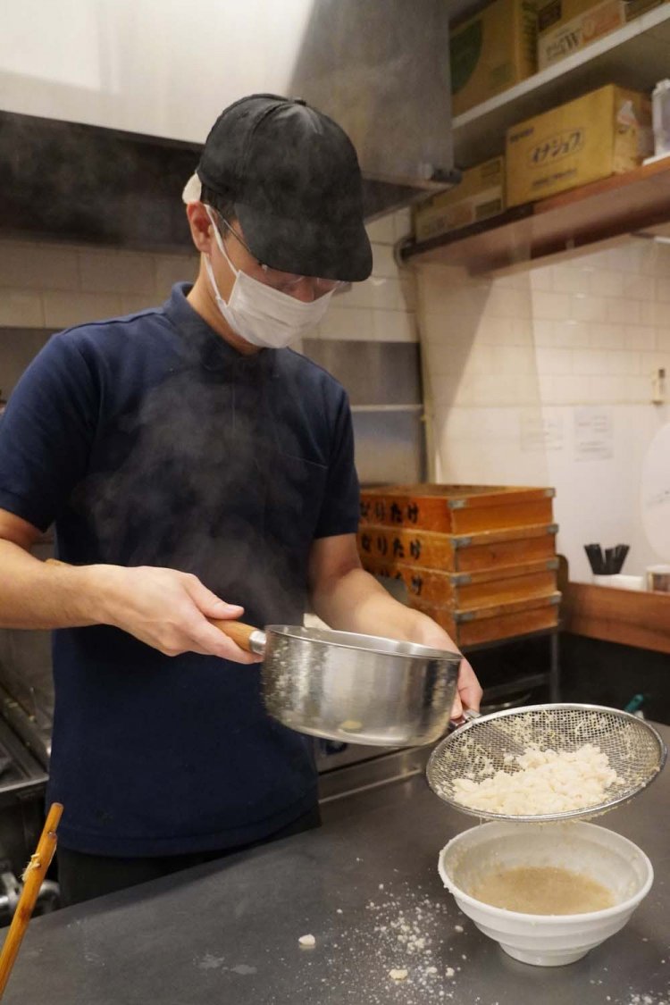 背脂はスープとともに丼に振り注ぎ、そこへ麺を投入して盛り付けている。