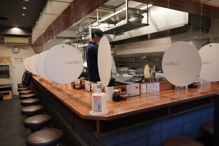 カウンター14席のみ。徹底した清掃で厨房･店内ともにぴかぴか。