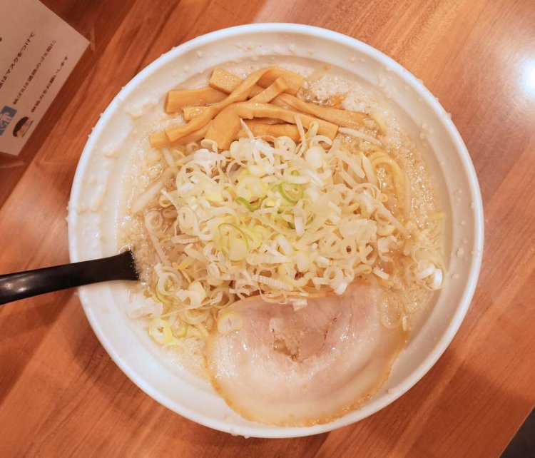 丼の縁にも背脂がしっかり振りかけられている、しょうゆらーめん800円。