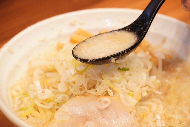 ほんのり背脂の甘みが、塩けたっぷりのスープにまろやかさを加える。