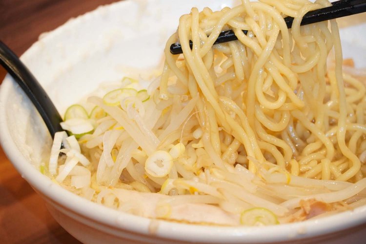 麺の量は茹で上げで250ｇある。味は濃いがくどさを感じない。