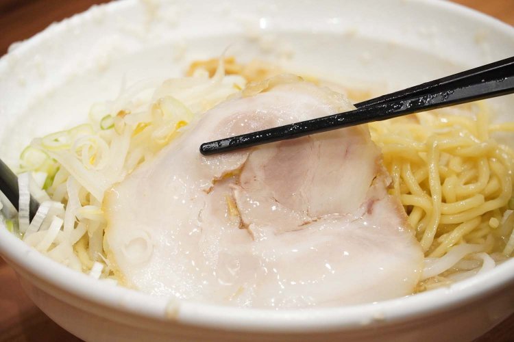 薄切りのチャーシューはやわらかく、口溶けもよい。