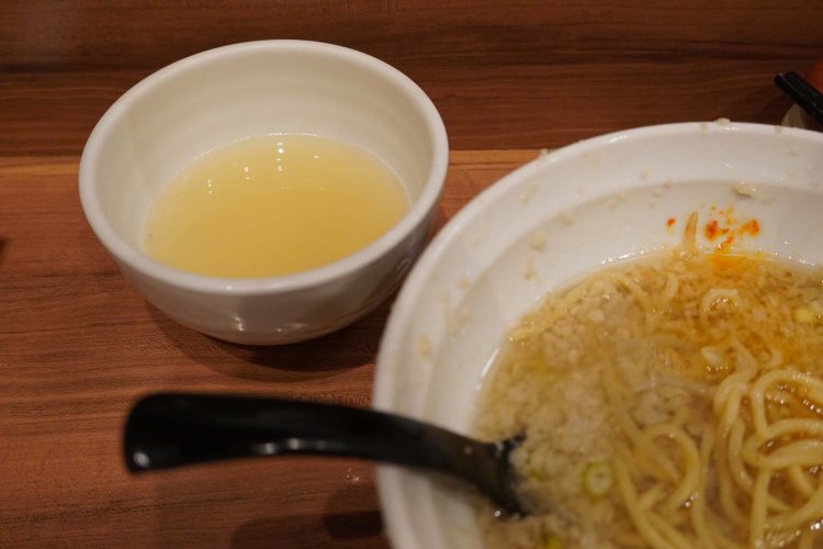 調整スープは、ややクリアな動物系でそのまま飲んでも背脂の旨みとケンカしない。