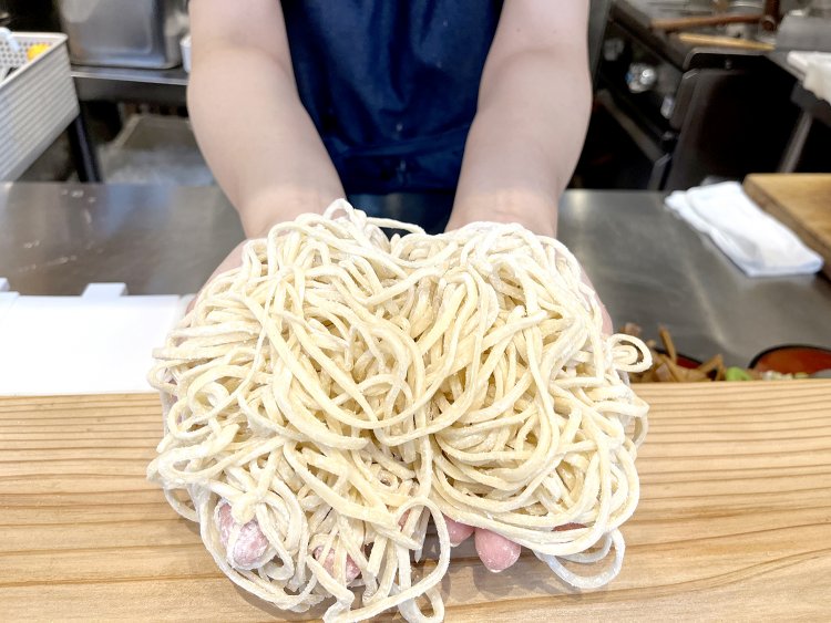 だるま製麺所で製造しているオリジナルの中太麺。