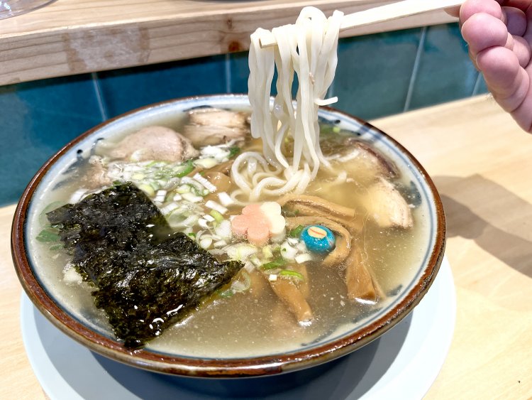 2種類のチャーシューとメンマ、ネギ、海苔、そしてカワイイお麩が載っている！