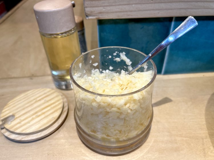 卓上に置いてあるきざみニンニク。