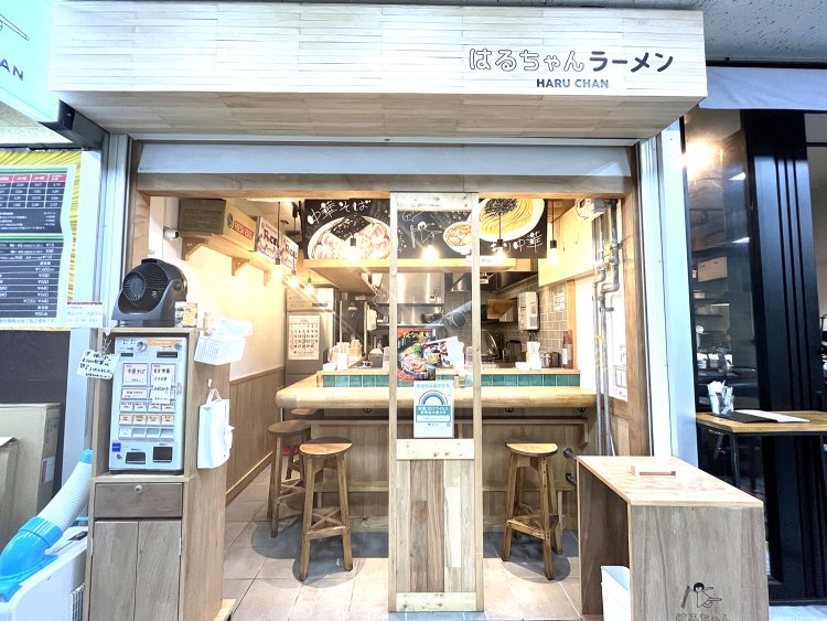 木目を基調にした店内。カウンターはグリーンのタイルが差し色になっていてオシャレ。