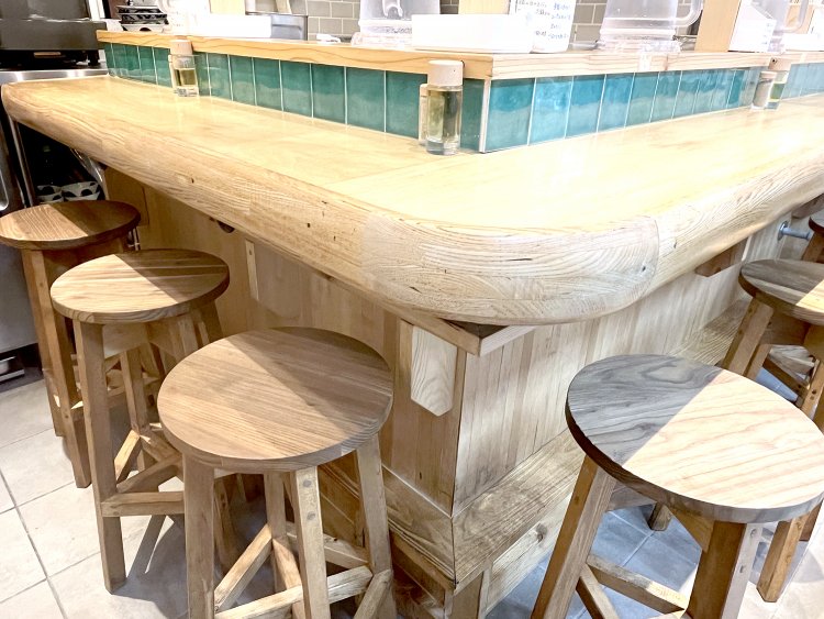 カウンターは6席のみ。テーブルの下にはバッグをかけるフックがついている。