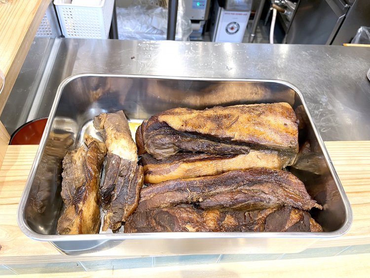 豚のウデ、バラの肉をオリジナルの醤油ダレに漬け込んだチャーシュー。