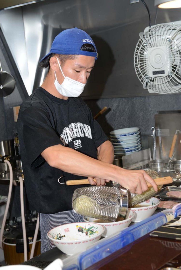 『こいけのいえけい』を任された店長の池田さん。以前は『つけめん金竜』の店長だった。