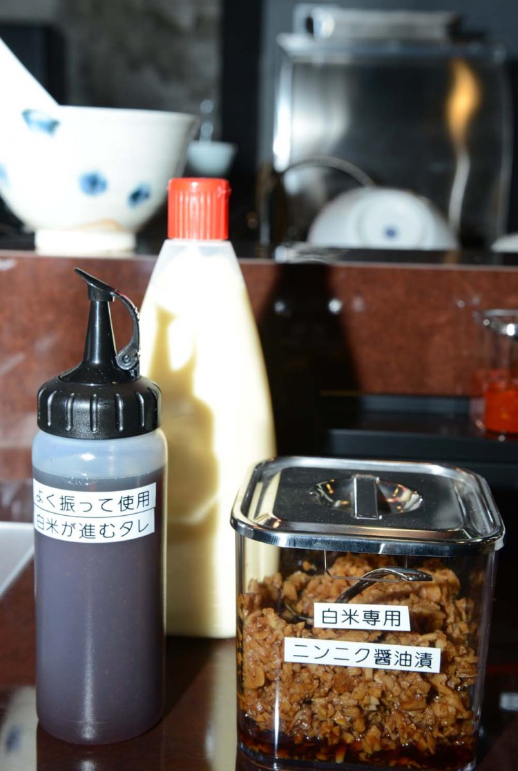 スープの塩味がごはんのすすむ味。白米専用の調味料も用意されているので飽きることなく楽しめる。