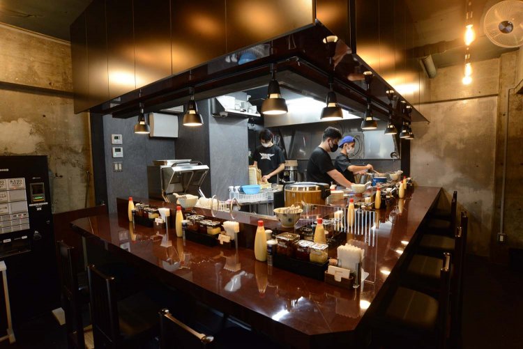 シックなインテリアで落ち着いた雰囲気の店内。