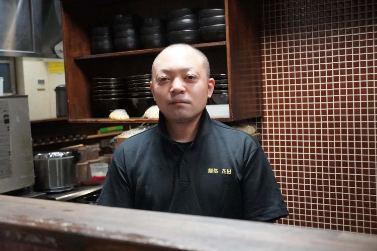 花田さんが厨房で一心不乱に鉄鍋を振るう姿は、ラーメン職人としての粋を感じる。