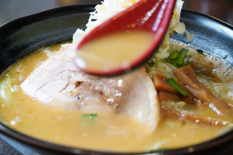 ニンニクがフワッと香る麺が見えないほど濃度もあるスープ。