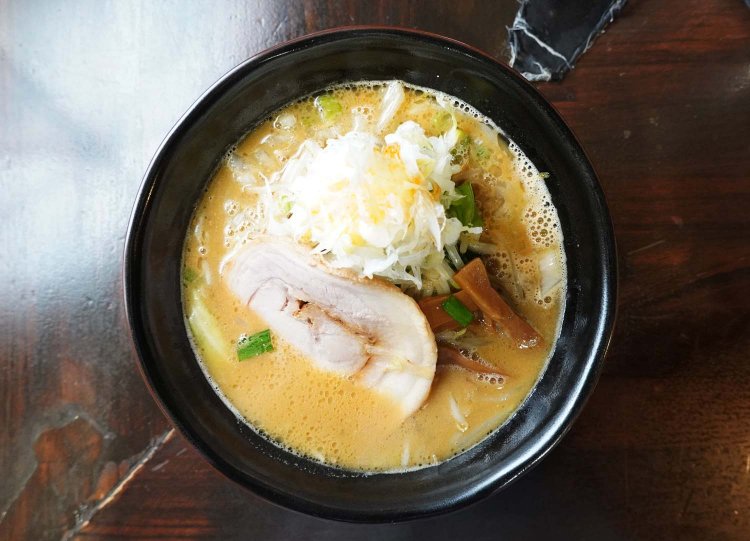 たっぷりのネギやもやしなどに、やわらかなチャーシューとボリュームも満点。