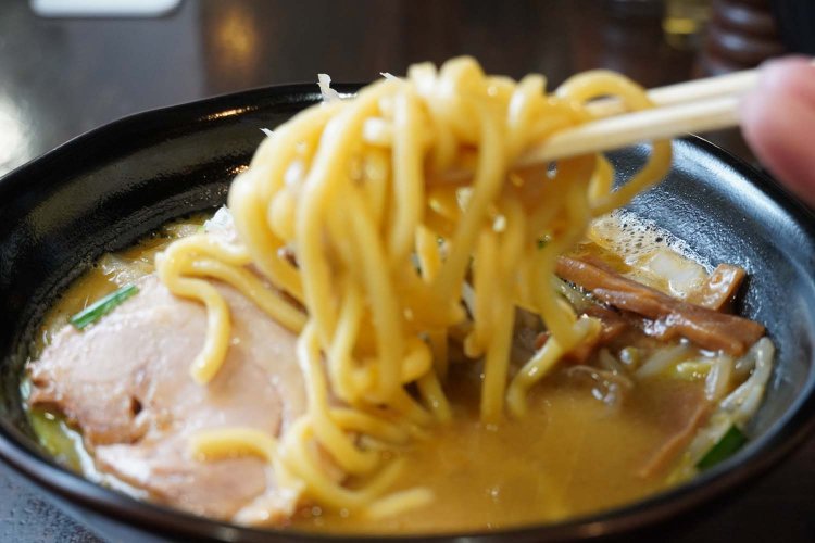 三河屋製麺に特注で作ってもらっている中太麺。