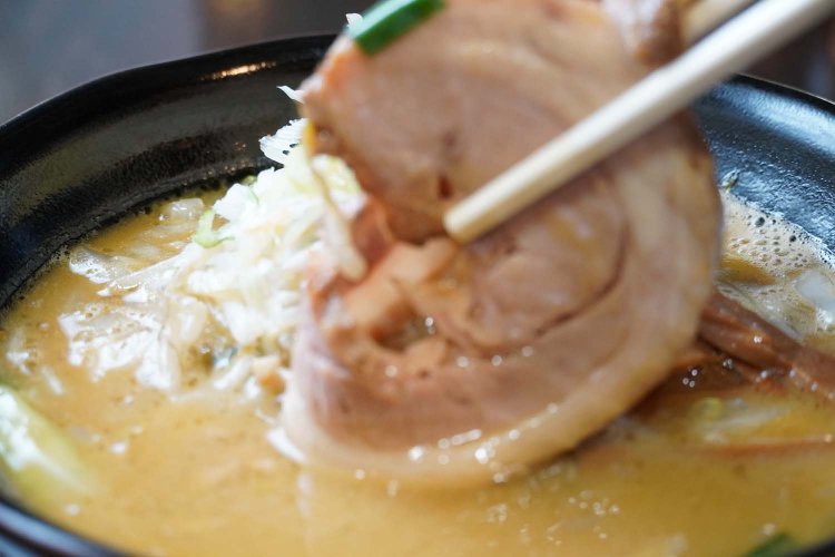 ホロホロと溶けてしまうような味わいの豚バラのロールチャーシュー。