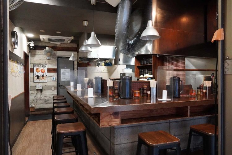 卓上には一味唐辛子や酢、コショウと味変アイテムも充実。