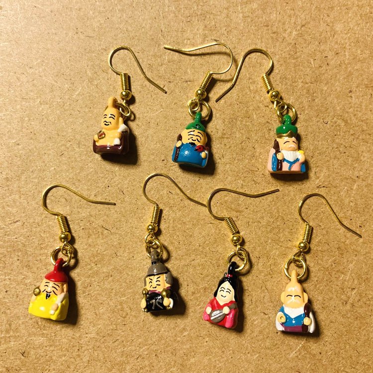 ユーモラスな表情の七福神。私はピアス穴が7個開いているので、ちょうど良い。