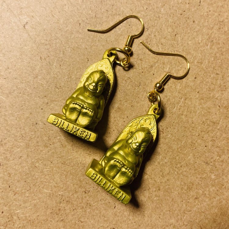 アメリカ生まれ、大阪育ちのビリケンさん。足裏を触るとご利益があるそう。