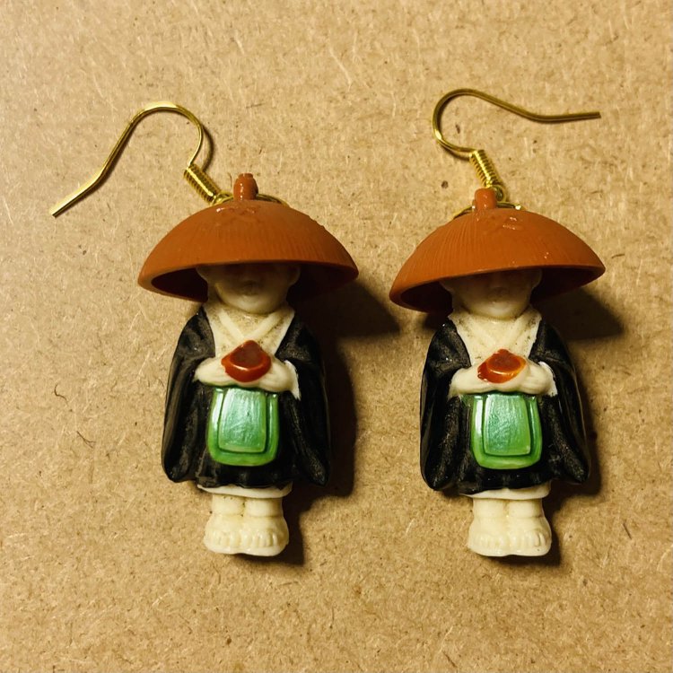 高尾山の土産物店で売られていた托鉢僧。全国のお寺近くで売られていそう。