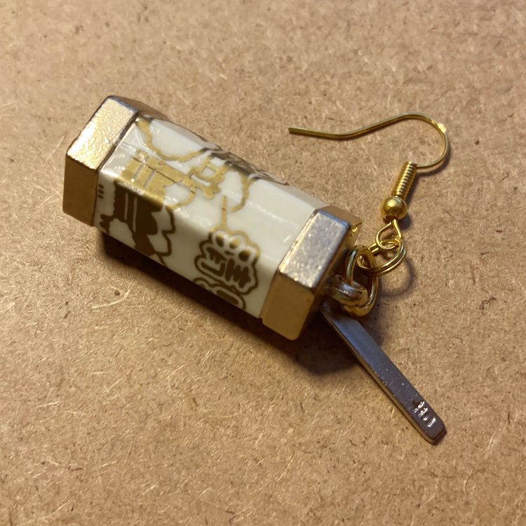 振ると、中からおみくじの棒が出てくる。