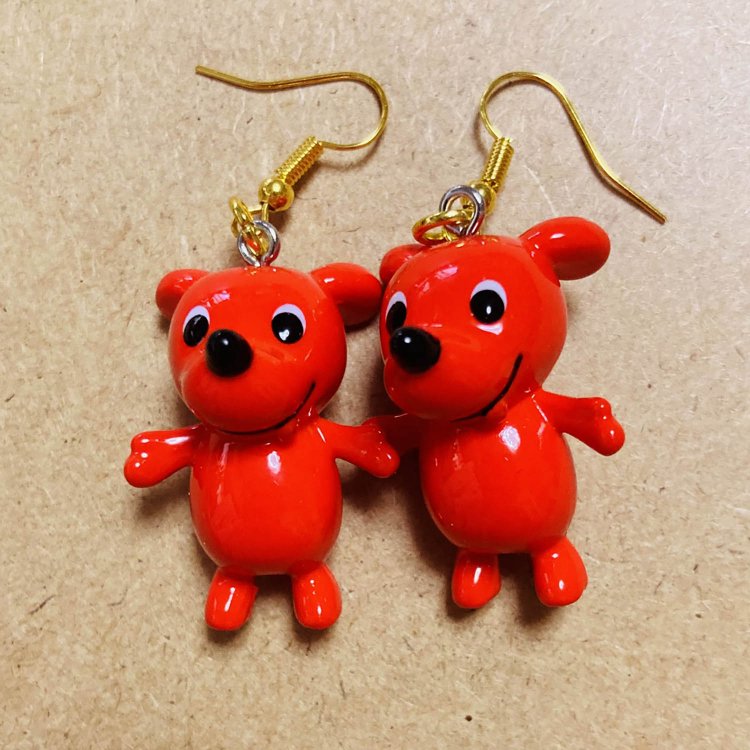 横向きの姿が千葉県の形をしたチーバくん、ピアスにするときには横が見えるようにしたい。