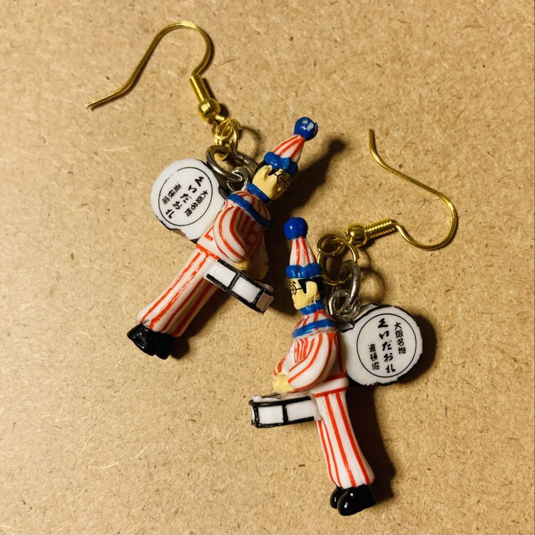 道頓堀のシンボル、くいだおれ太郎。一目で大阪土産とわかる。