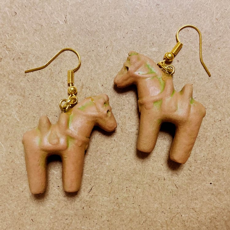 芝山古墳群から出土した馬型埴輪に何となく形が似ている。