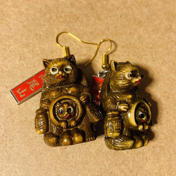 親子ダヌキのキーホルダー。親ダヌキは目が飛び出る仕様。キャラというより縁起物枠か。