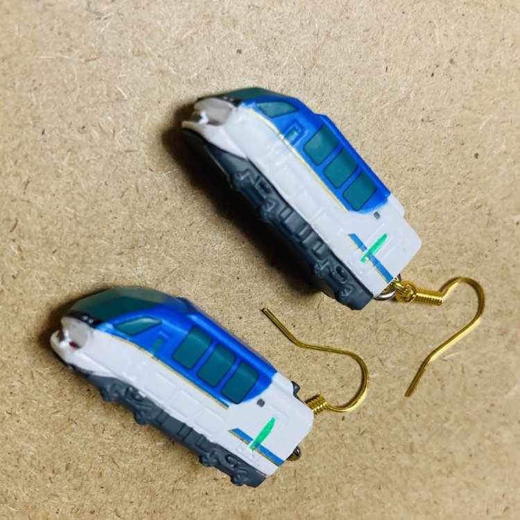 伊勢志摩を走る近鉄の観光特急「しまかぜ」。