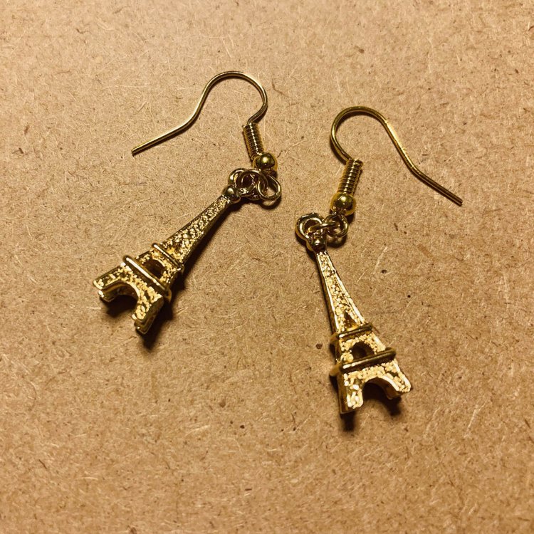 この形はどう見ても東京タワーには見えない。